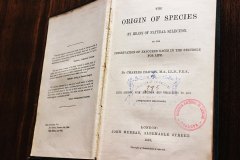 Ejemplar de El Origen de las Especies con dedicatoria de puño y letra de Charles Darwin