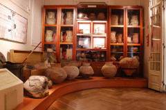 Sala de Arqueología del Siglo XIX. Expone piezas cerámicas. En la Arqueología del Siglo XIX donde se priorizaba el exotismo y la belleza estética.