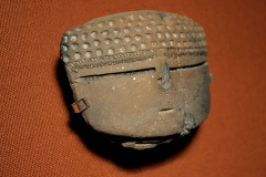 Cabeza de estatuilla antropomorfa de cerámica, característica de las sociedades indígenas de Córdoba en tiempos pre-coloniales (1000 -1573 d.C.).