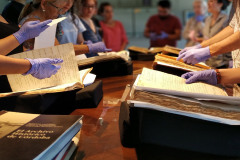 Consulta en sala de documentos históricos