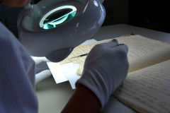 Los documentos dañados se someten a conservación curativa