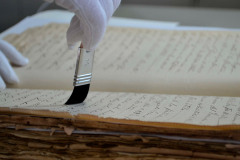 Los documentos se someten a conservación preventiva, para retardar su deterioro