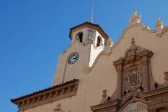 Fachada del edificio y torre del reloj