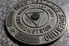 El meridiano de Córdoba es el que pasa por el Observatorio. Está señalizado con un hito trigonométrico.